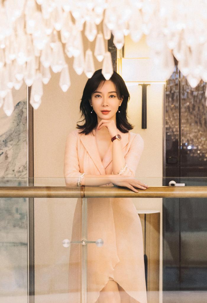 它才是今秋最显白的流行色！陈数杨紫早就穿上了，时髦优雅又减龄