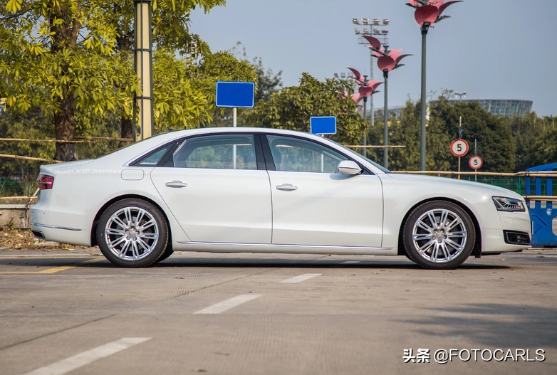 W12版奥迪A8L实拍，最迷人的前脸大灯，比同年奔驰S600L更阔气