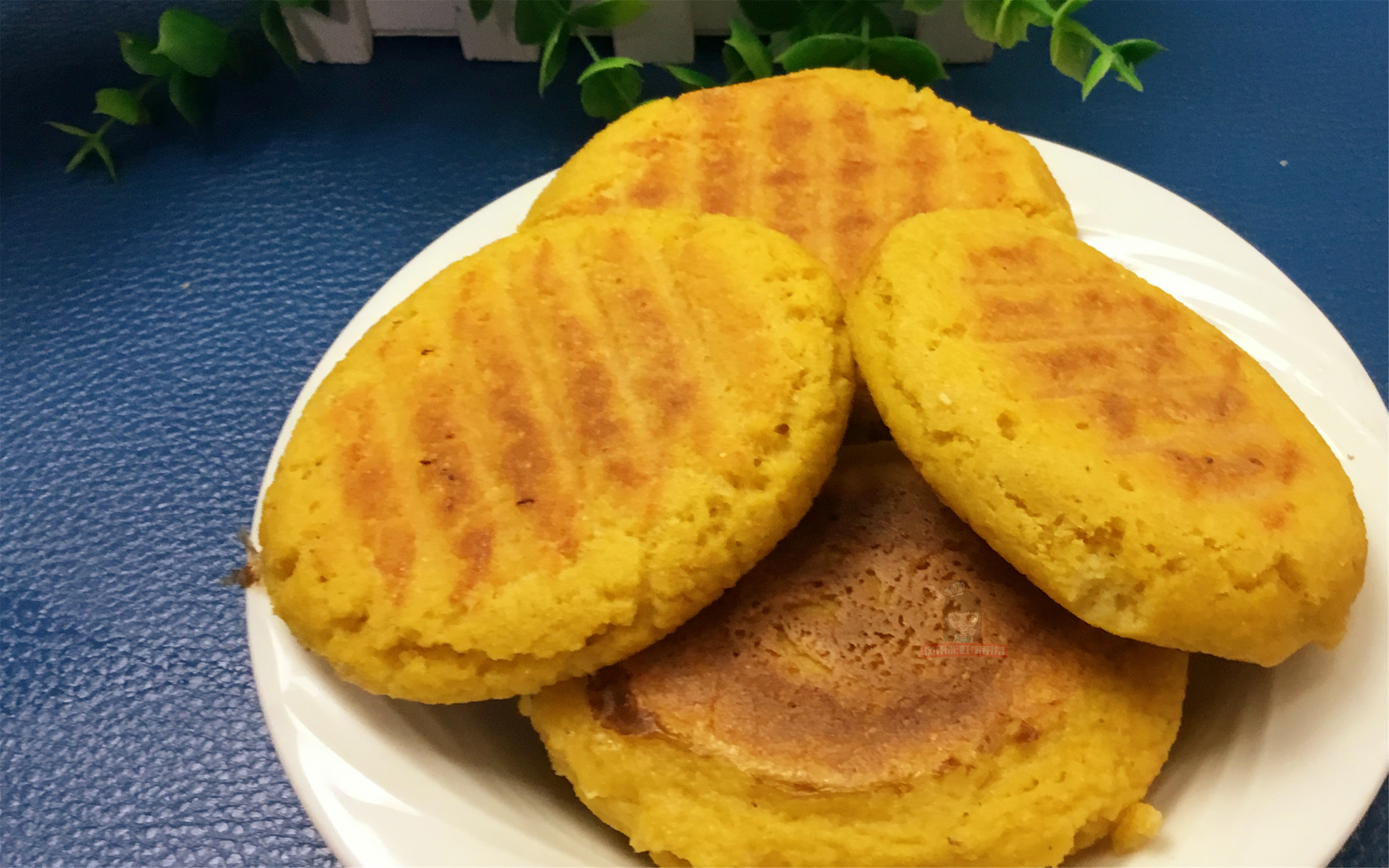 玉米面饼子怎么做（教你做外壳焦脆的正宗玉米面贴饼子）
