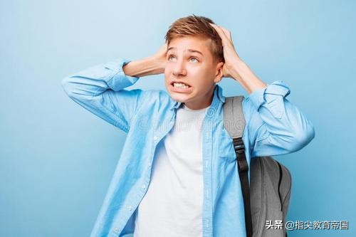 高三男早恋被拆散，求合无果跳楼砸中同学致胸椎骨折，责任谁负？