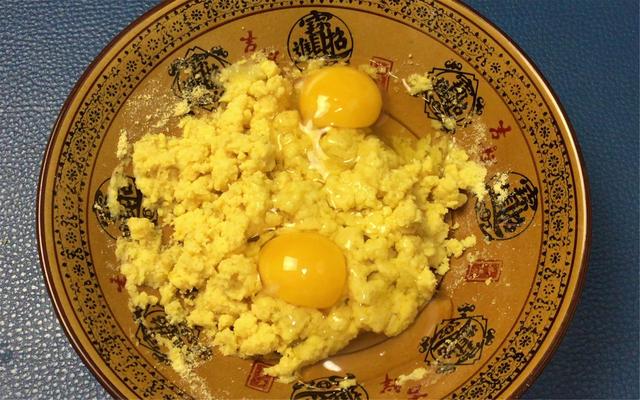 玉米面饼子怎么做（教你做外壳焦脆的正宗玉米面贴饼子）