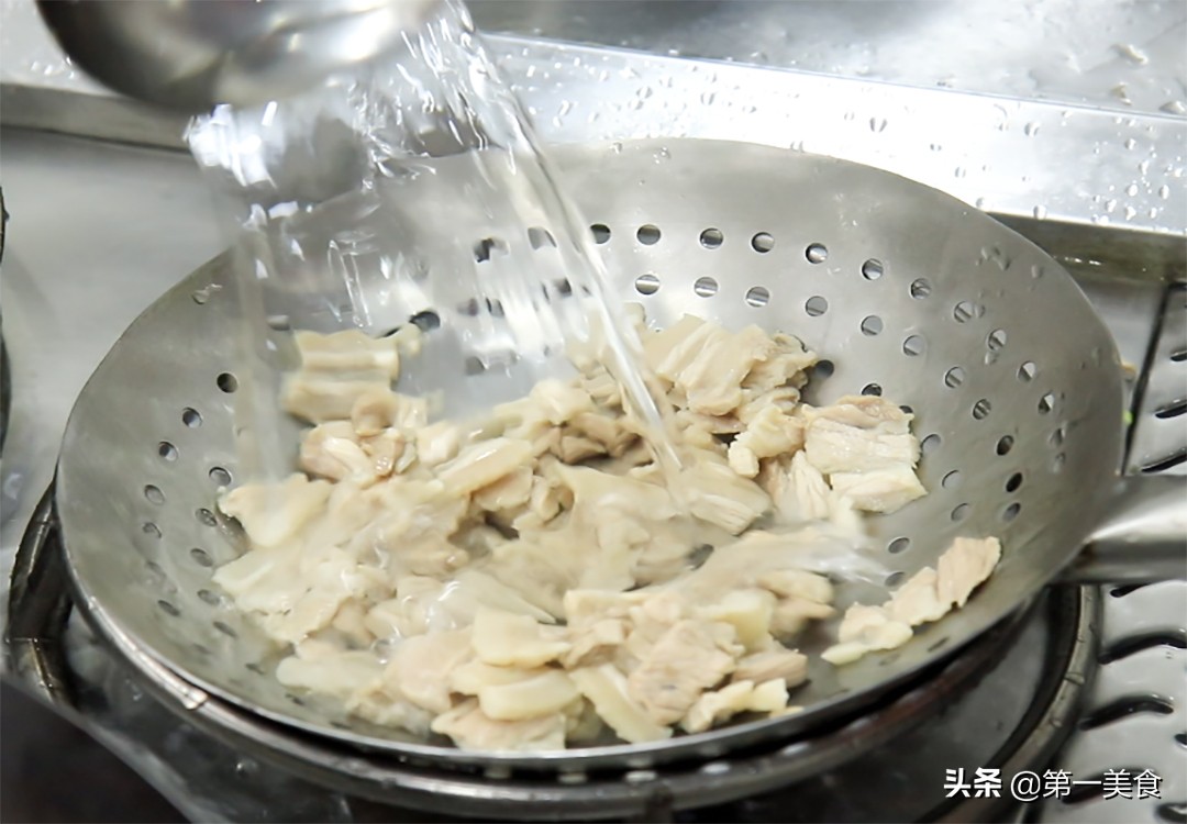香菇小炒肉怎么做才好吃，大厨教分享技巧，香菇滑嫩，肉片不油腻