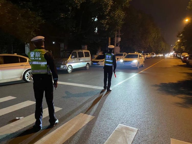 汉中交警一大队掀起秋冬季夜查整治高潮 守稳道路交通“安全线”