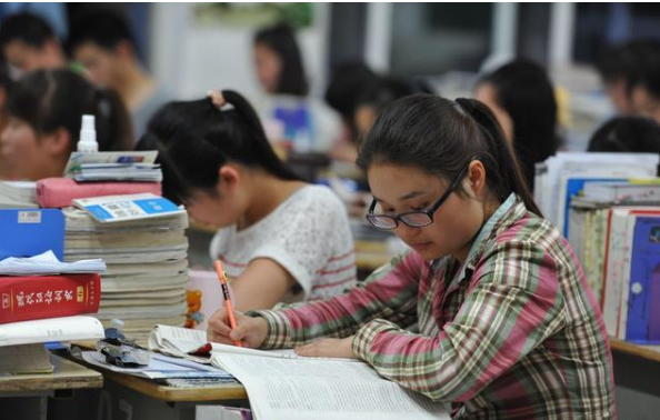 资深高考专家预测：2021本科录取分数线将下降，400分可读本科