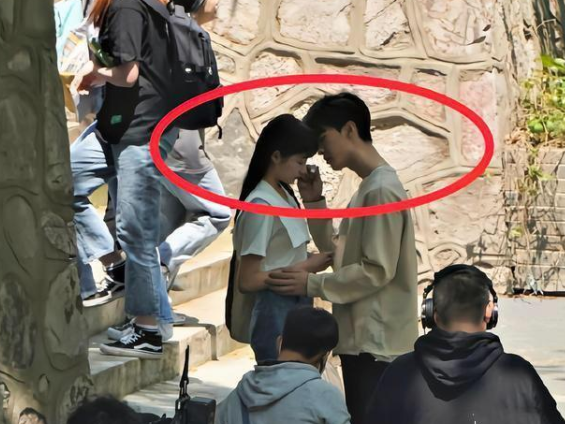 有种差距叫南大学子，杨振宁演讲人头攒动，顶流明星拍戏无人问津