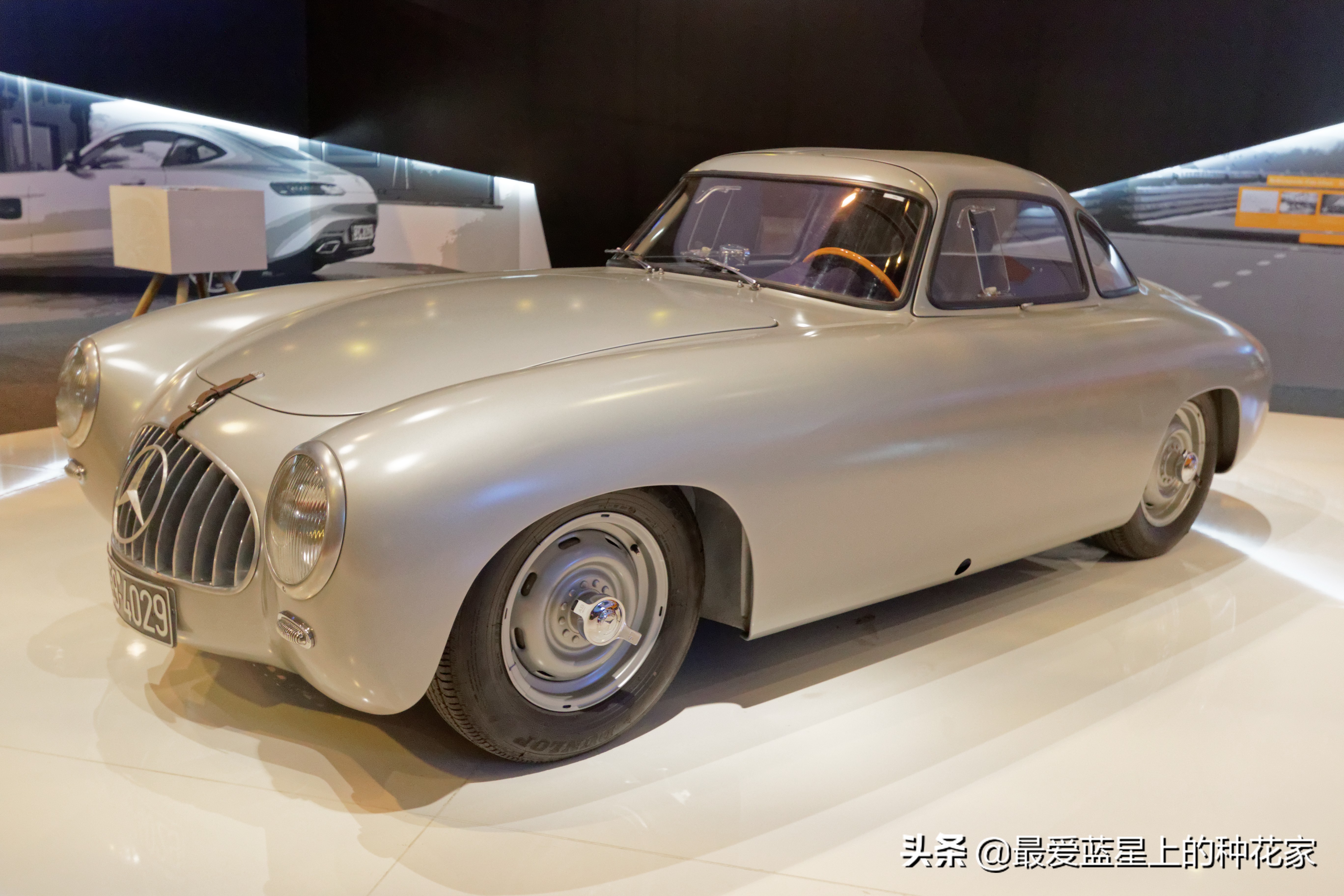 它就是跑车经典鸥翼门的引领者——梅赛德斯奔驰300SL