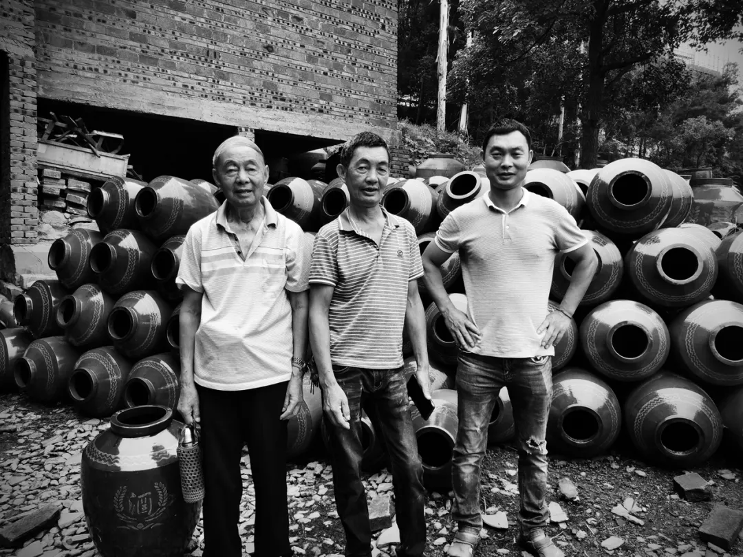 “茅台镇上的酒厂”都用这里产的酒坛