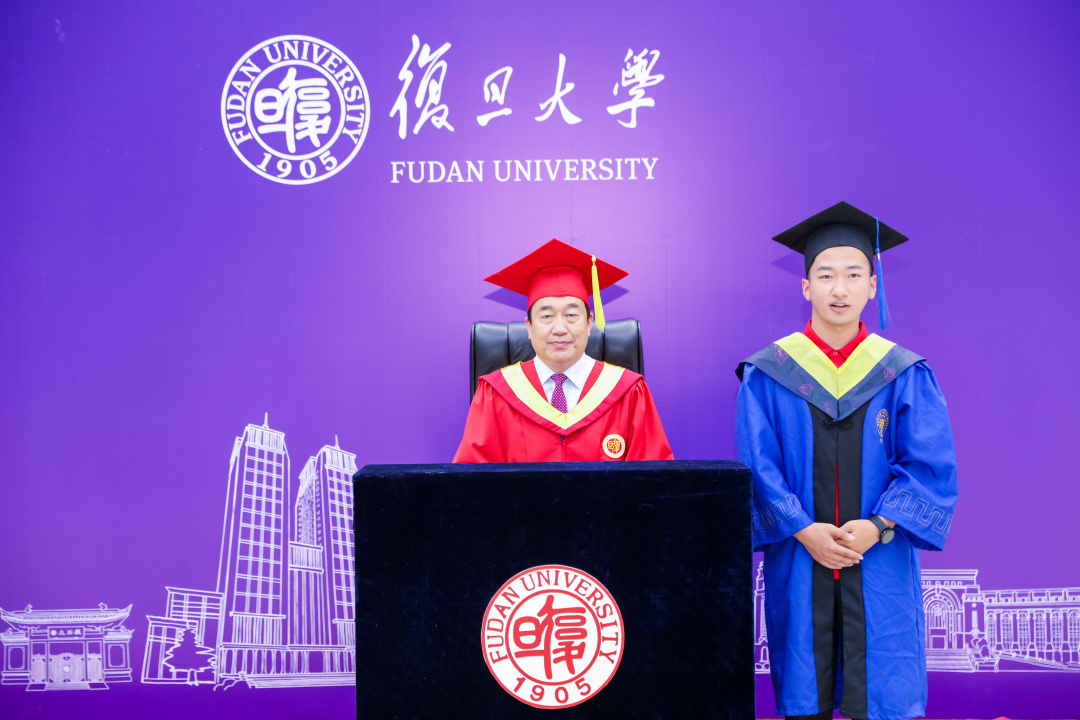 毕业季，复旦大学书记校长喊毕业生合影啦！