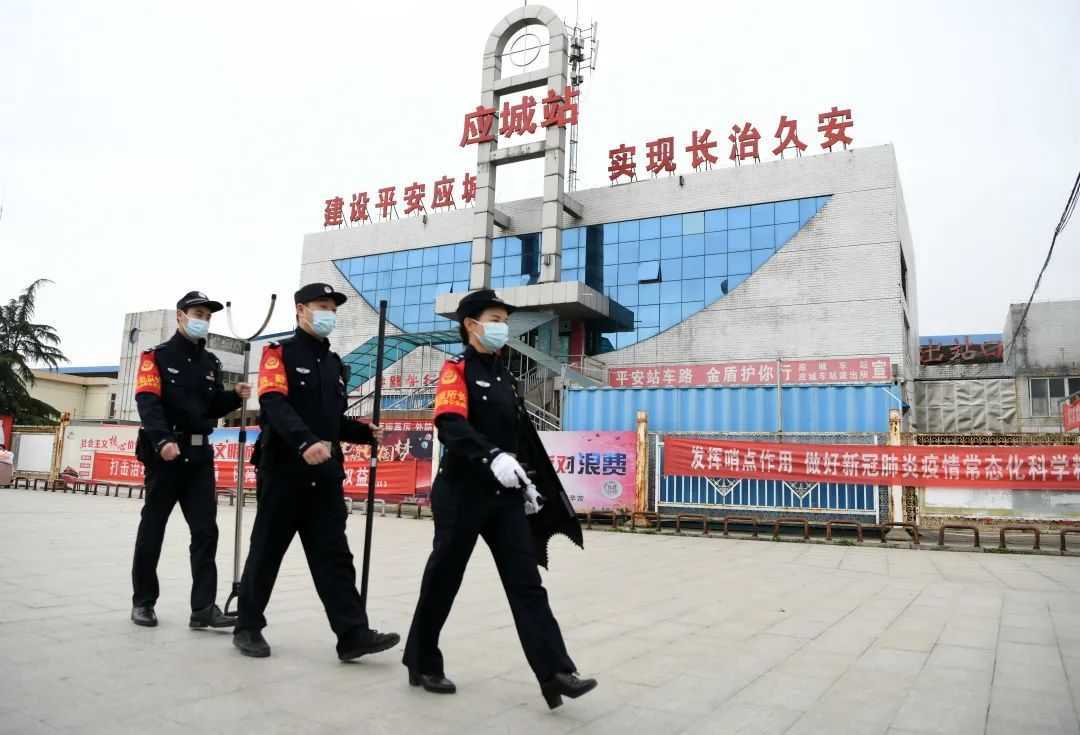 23年后，抱树女孩成为一名铁路女警！