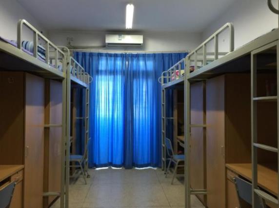 大一新生选床问题：靠门还是靠窗，上铺还是下铺？听听学姐怎么说