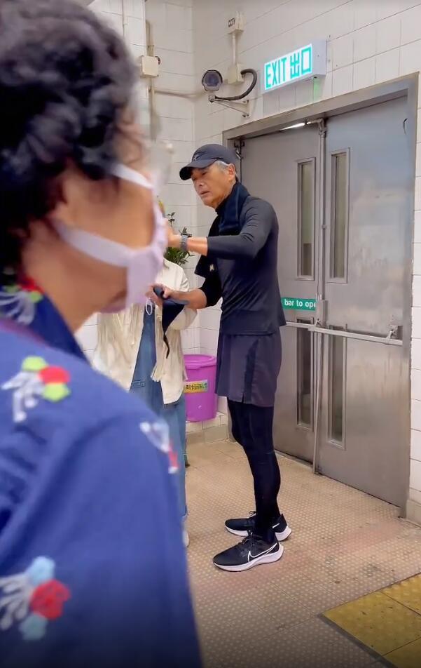 周润发晨跑被偶遇，身材超瘦两鬓斑白戴帽子遮，摘口罩与粉丝合照