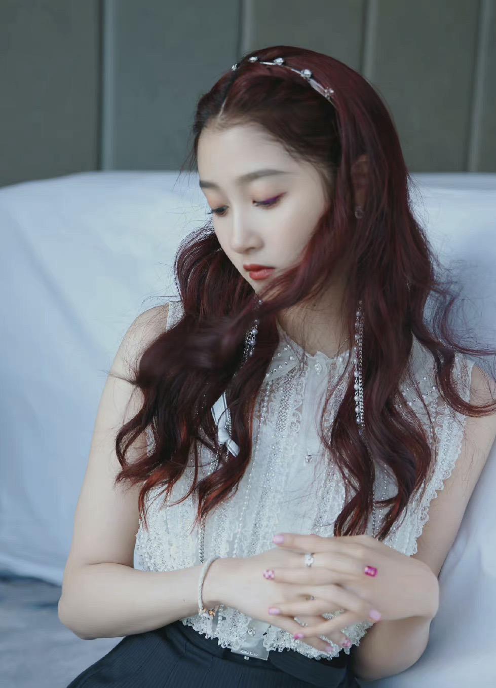 黑色百褶裙配什么上衣好看(关晓彤出席某品牌活动,刺绣上衣配黑色