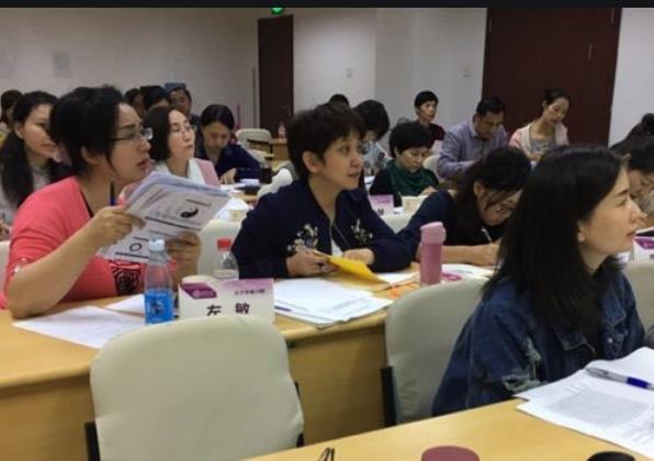 清华大学课改惹争议，700多门课程将用全英文教学，师生叫苦不迭