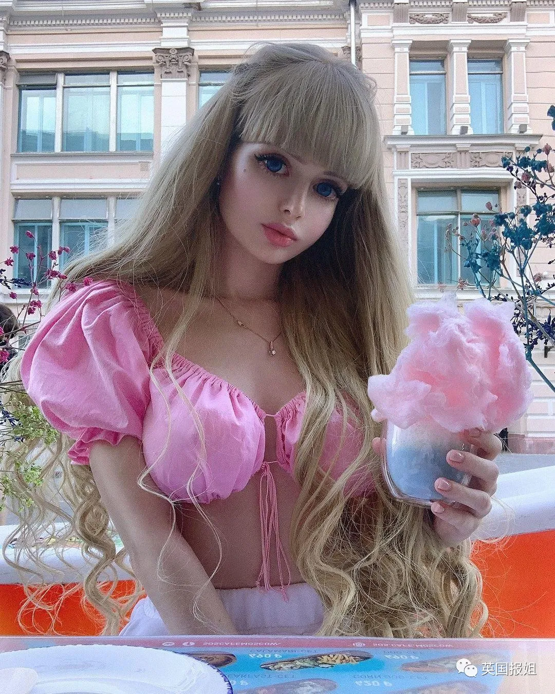 俄国美女从小被“圈养”！父母把她当活娃娃，丰胸细腰拍性感照