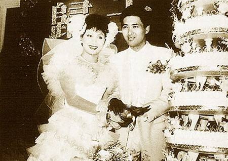 “周润发前妻”余安安，曾替夫还债谈小22岁男友，今吃止痛药捞金