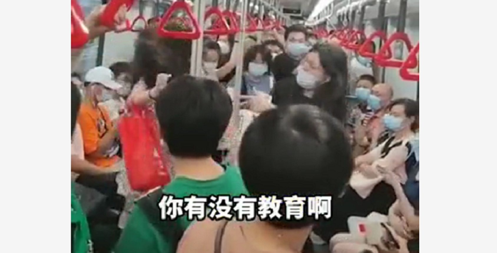 上海地铁两女子上演“全武行”，扇巴掌薅头发
