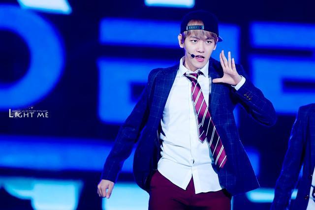 他被SM公司星探发现后秘密训练四个月，直接空降顶级男团担当主唱