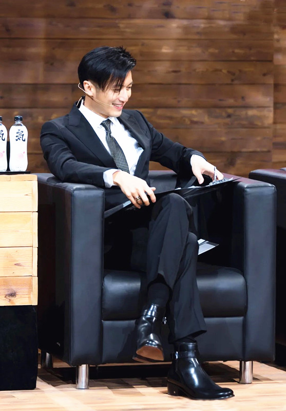 40岁谢霆锋太会穿,一身帅气西装挡不住的潮酷感,王菲眼光真好