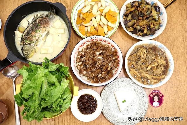 高考生家的晚餐破天荒5菜1汤，最出彩儿的鲫鱼汤，像牛奶般浓白