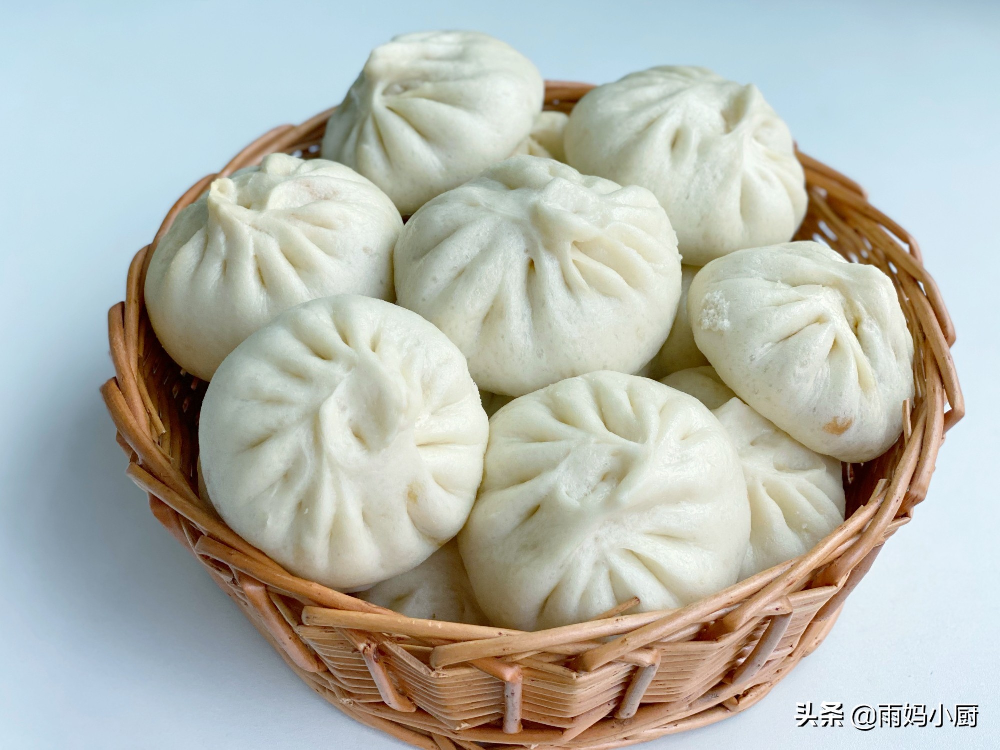 香菇木耳猪肉包子的家常做法，1次发酵真省事，外皮暄软馅料多汁