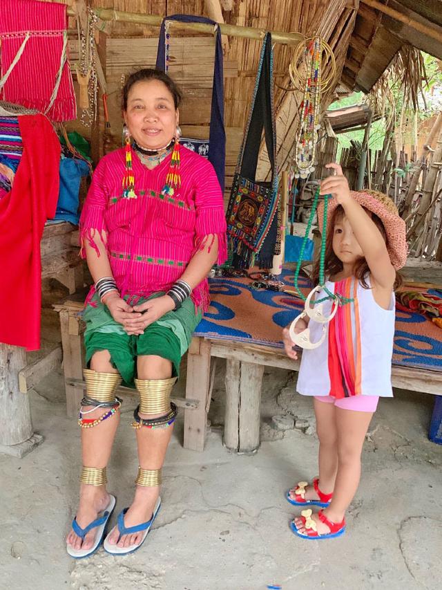 陈浩民和老婆带女儿泰国游玩与长颈族人合照，脖子最长达70厘米