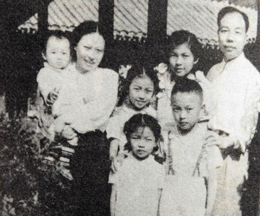 王新兰偶遇毛主席，送她去找肖华，江青：我看看这漂亮的女红军