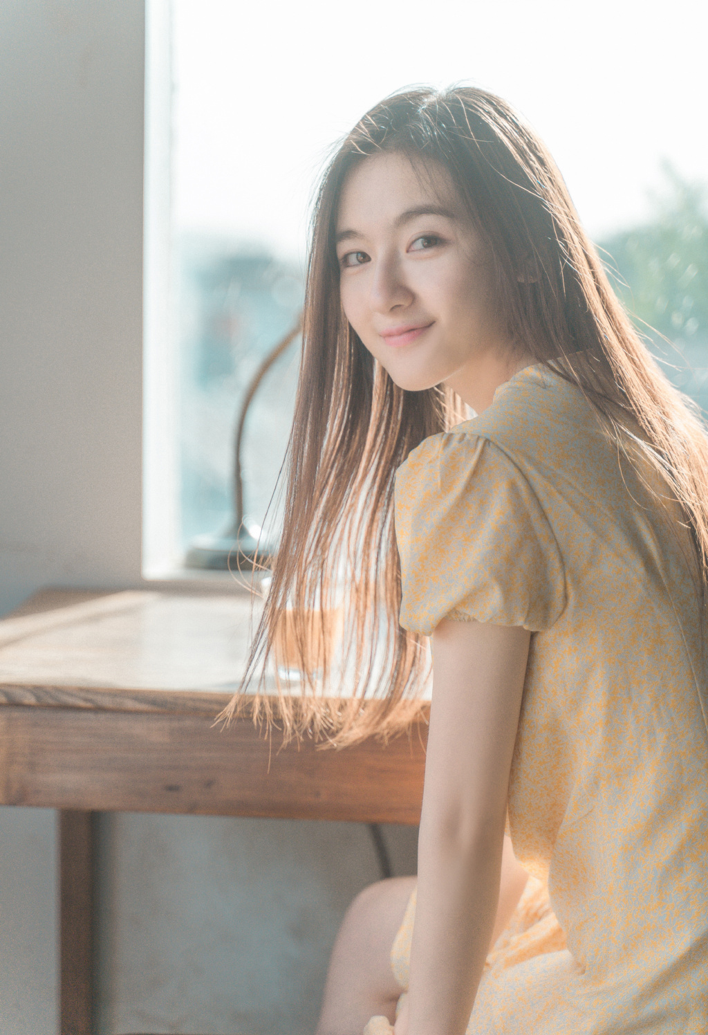 李兰迪一袭淡黄色连衣裙配披肩长发(李兰迪一袭淡黄色连衣裙配披肩长发好看吗)