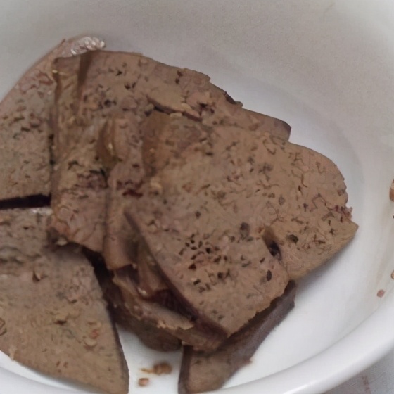 猪肝怎么做才好吃？白水煮猪肝的做法，简单直接，我家的光盘行动