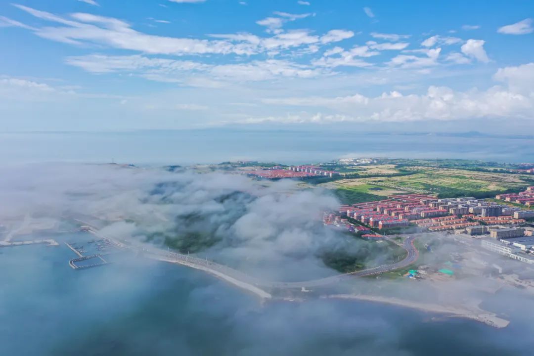云缭碧海、雾绕青山，夏日荣成若仙境
