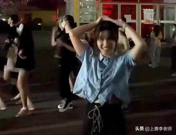 高校女生夜晚在男寝楼下“跳舞”，舞姿卓越，男生：这谁顶得住？