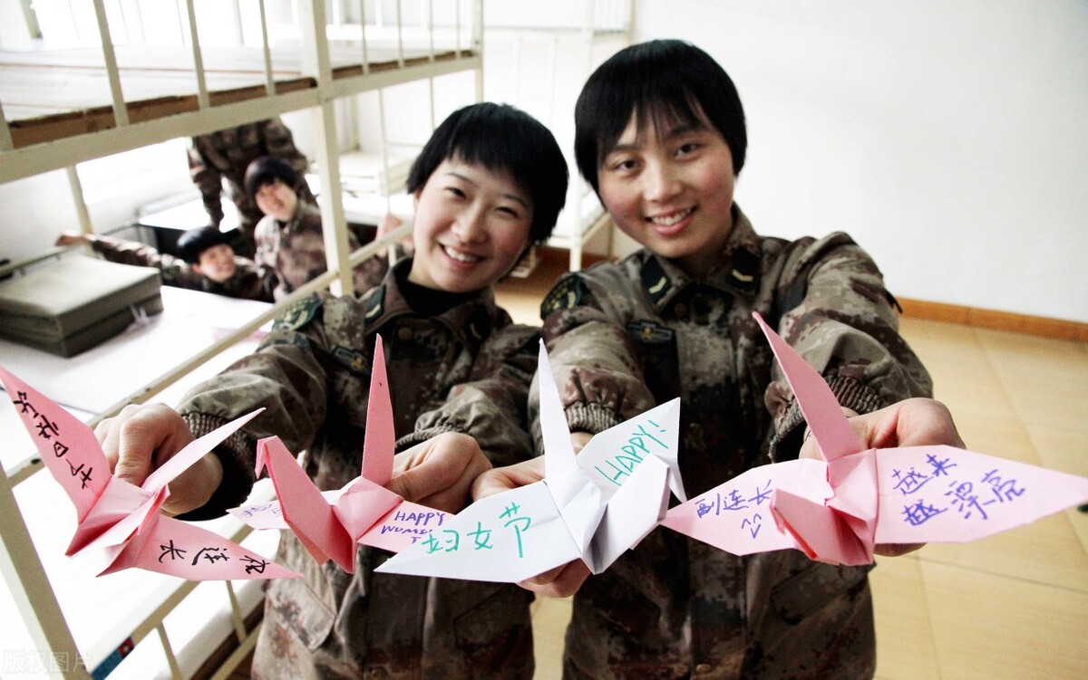 女儿大二入伍，父母希望她在部队报考军校，前途会怎么样？