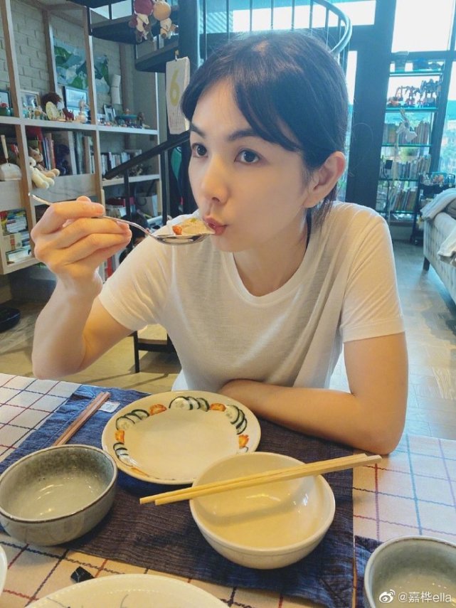 Ella晒与老公相爱相杀日常，怒批老公熬夜打游戏后，贴心帮其刮痧