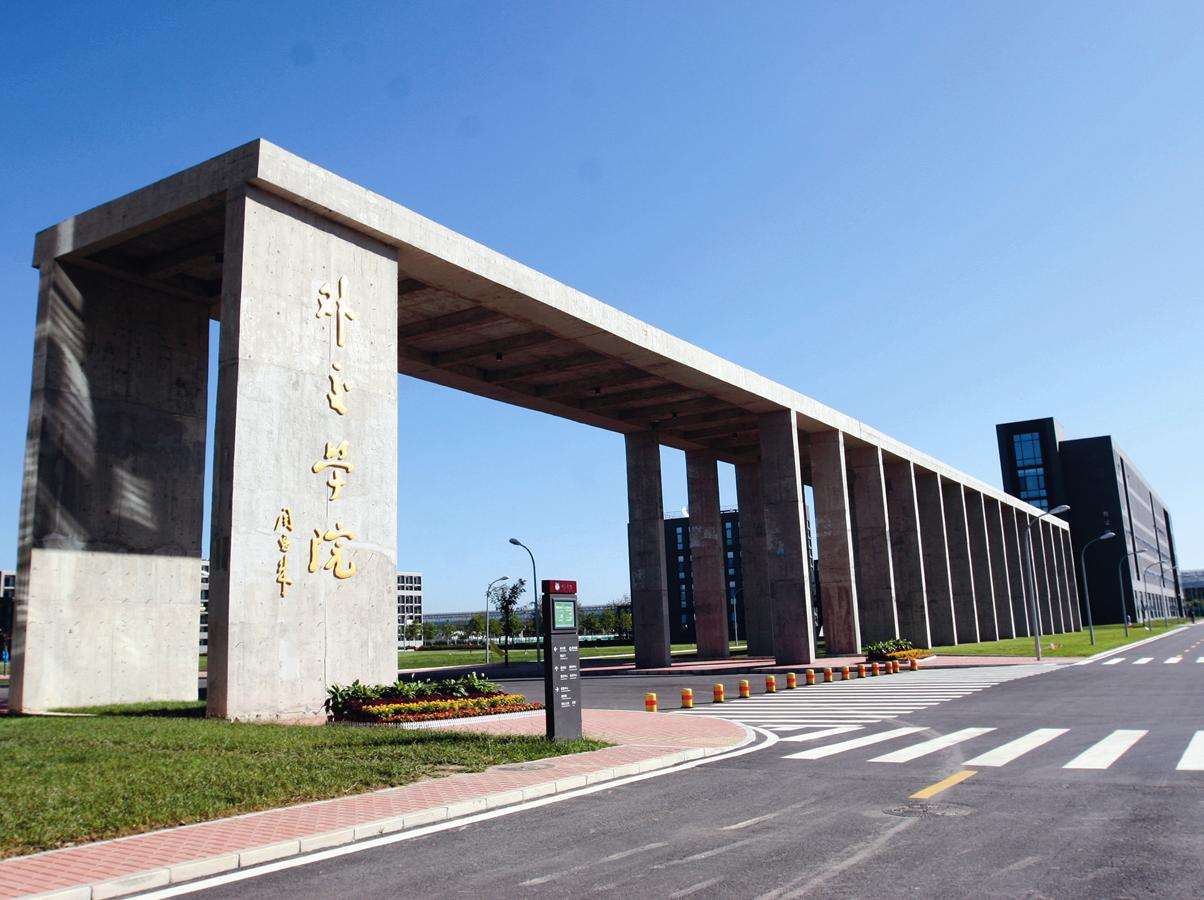 这两所高校被称官校，毕业后一般进政府部门工作，每年录取分很高