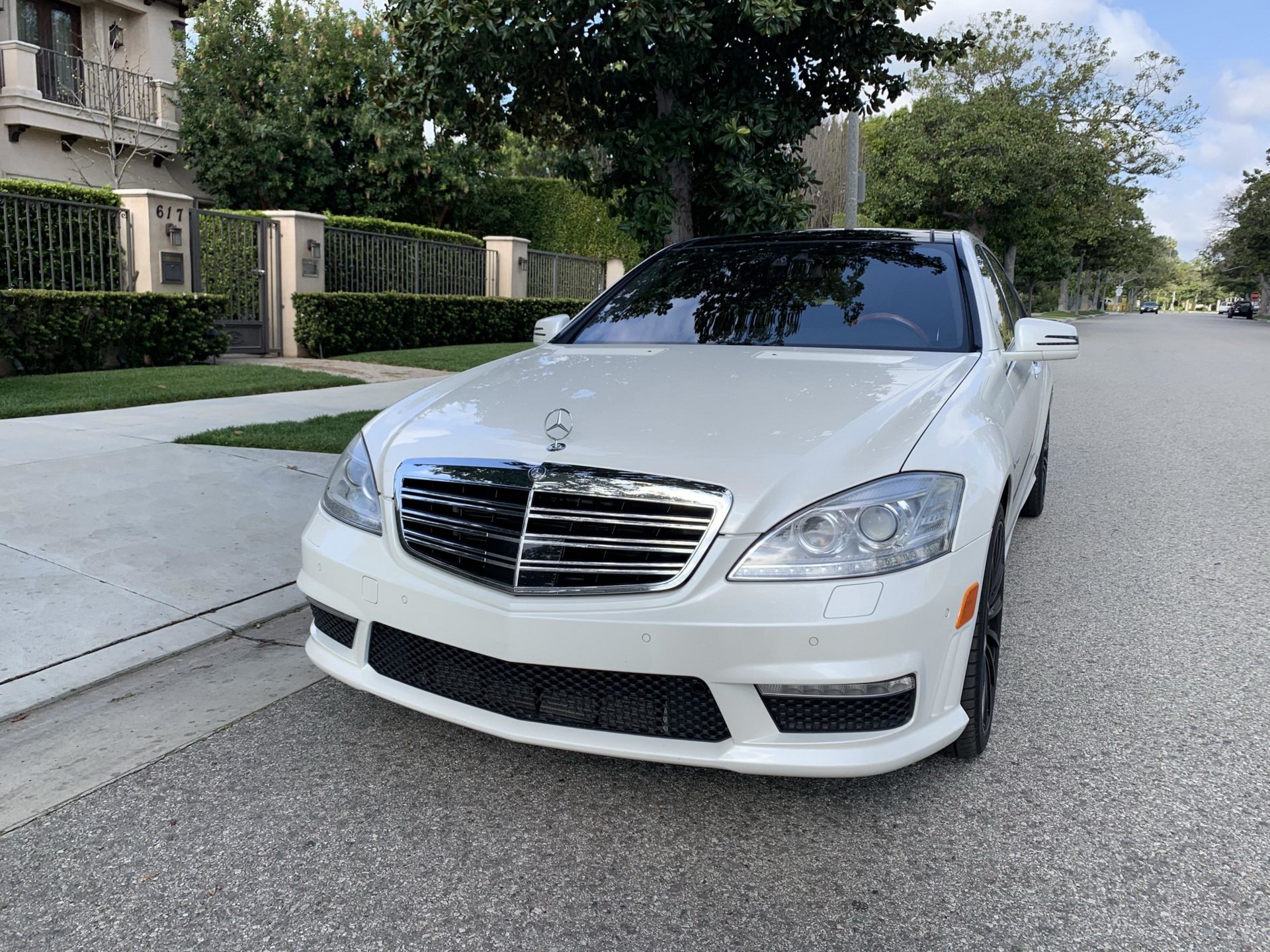 拥有V12引擎的2011款奔驰AMG  S 65，零百加速4.2秒，604马力