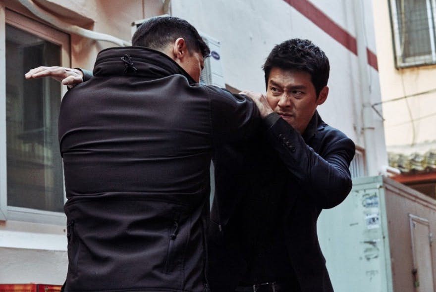 回顾玄彬在电影《共助》饰演的刑警，比李正赫还Man