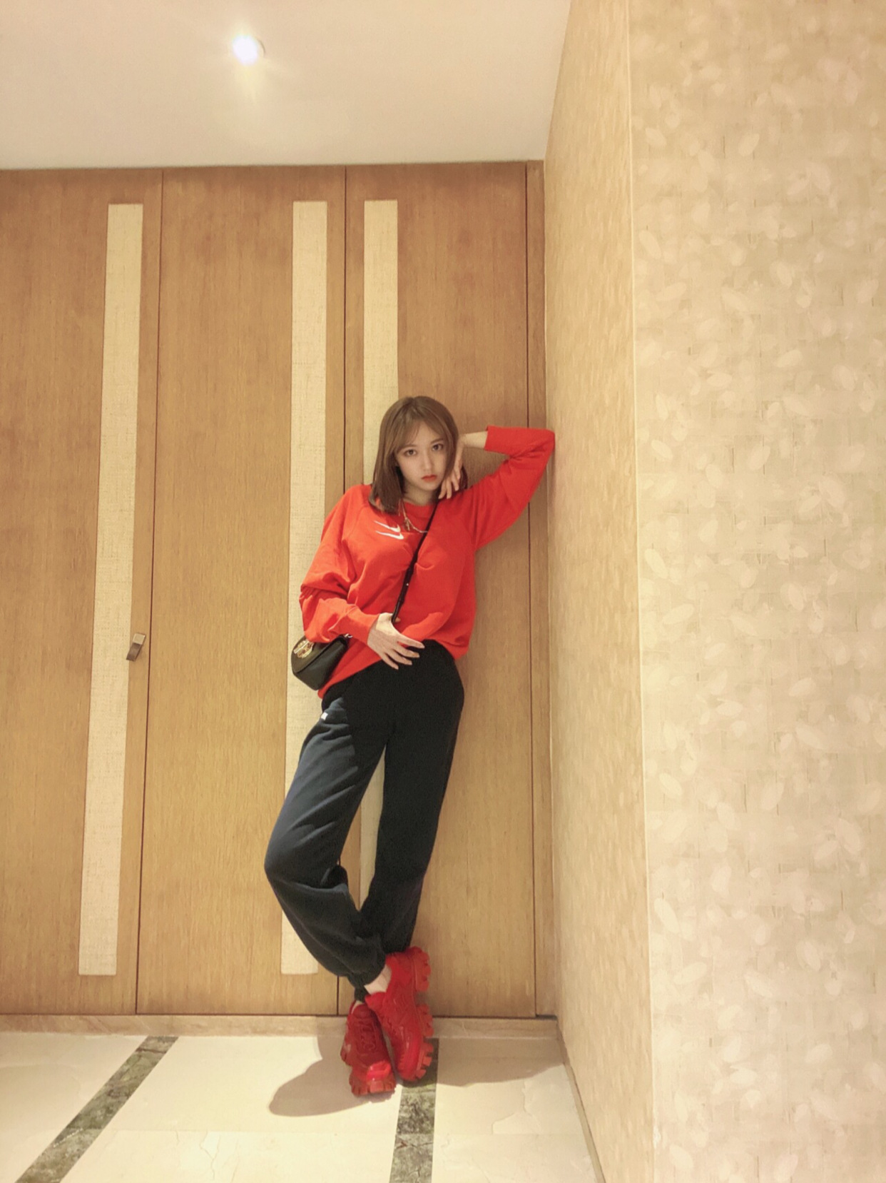 106斤程潇私服更新,穿prada卫衣撞款92斤关晓彤,胖一点更好看?