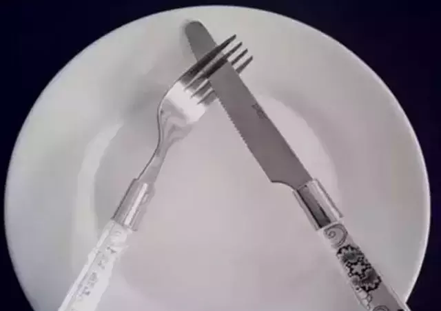 技能 | 西餐中刀叉摆放的暗语，你知道哪些？