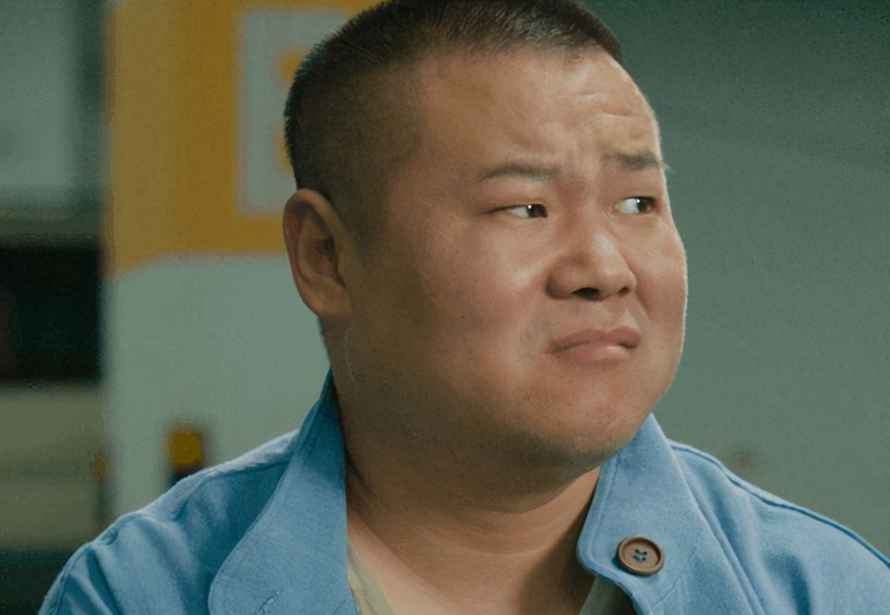 在熟客的推荐下去了德云社,当了郭德纲徒弟,最初也仅仅做做打扫卫生的