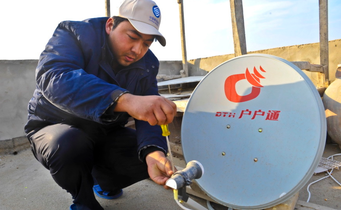 目前允许使用的卫星电视直播系统有"村村通"和"户户通"