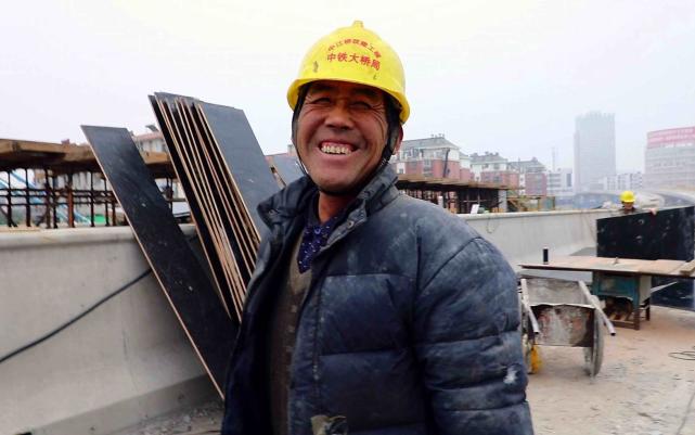 大学生“烂大街”了？2000可招到大学生，却招不到“农民工”