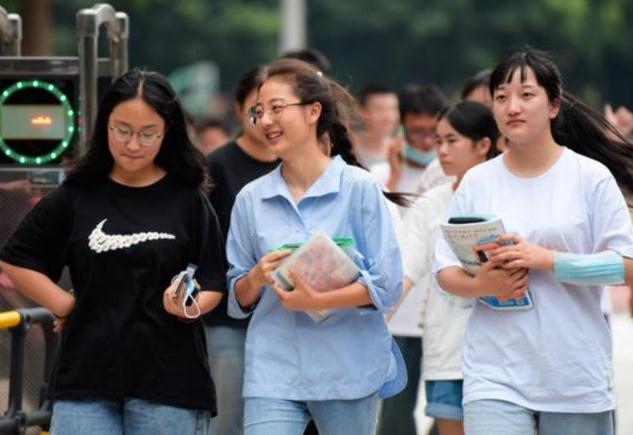 大学辅导员工资（大学辅导员有多吃香）