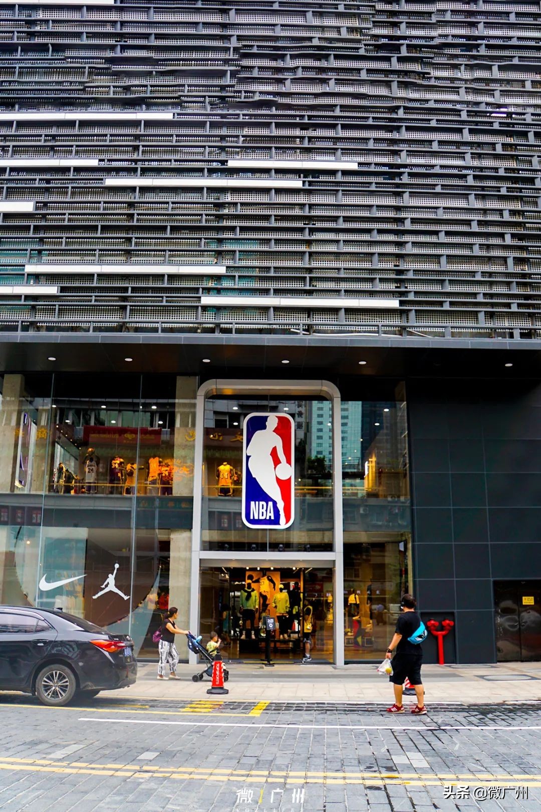 科比篮球鞋在哪里可以买到正品(科比的特别定制 NBA全球最大旗舰店来广州了)