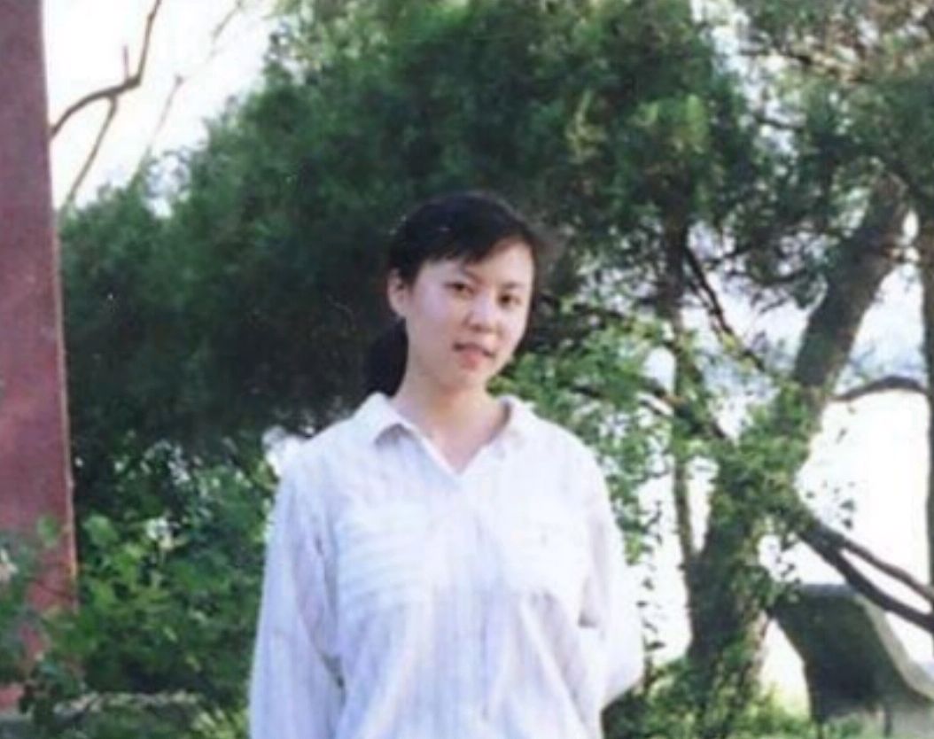 朱令家庭背景(悲惨才女朱令:姐姐在北大坠崖,自己在清华铊中毒,她现状