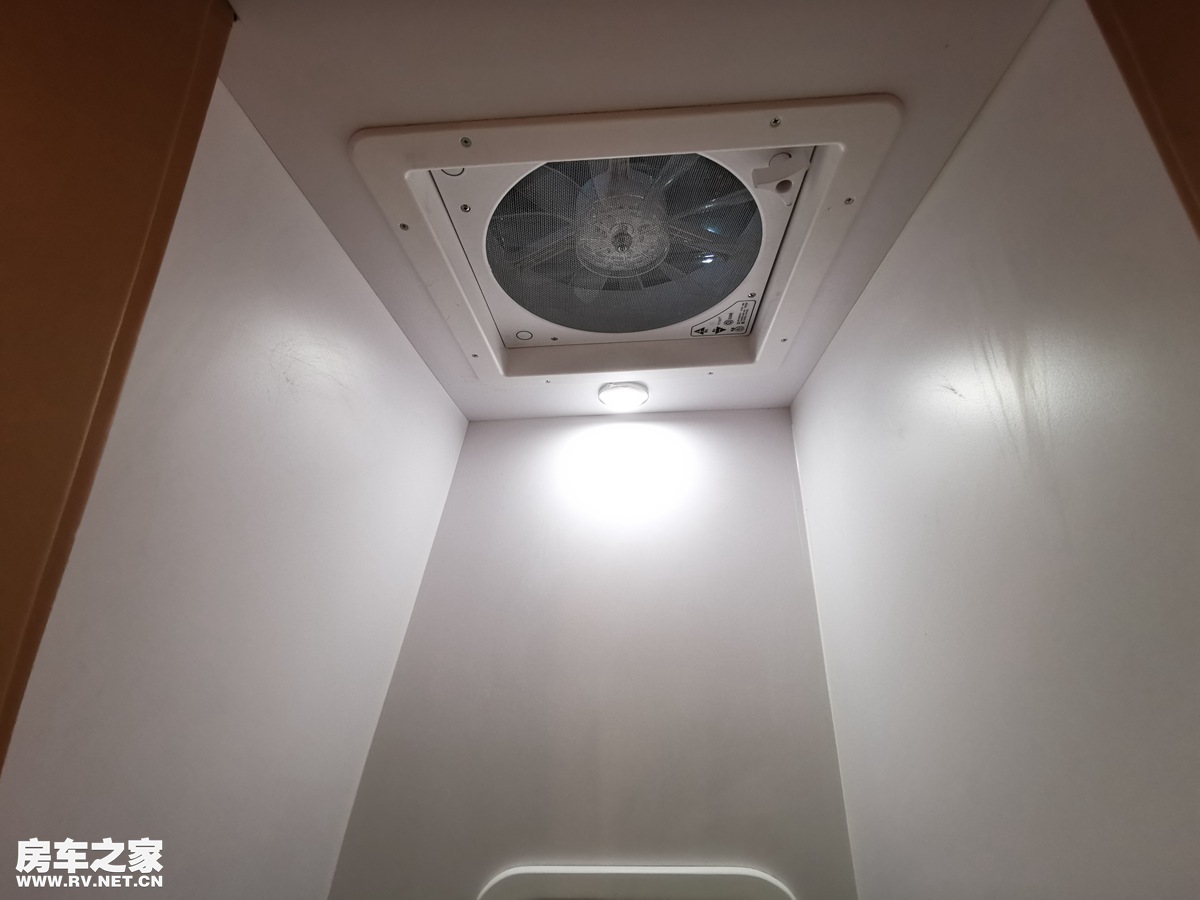 江铃福特逸途商旅车，一款可以睡觉的商务车