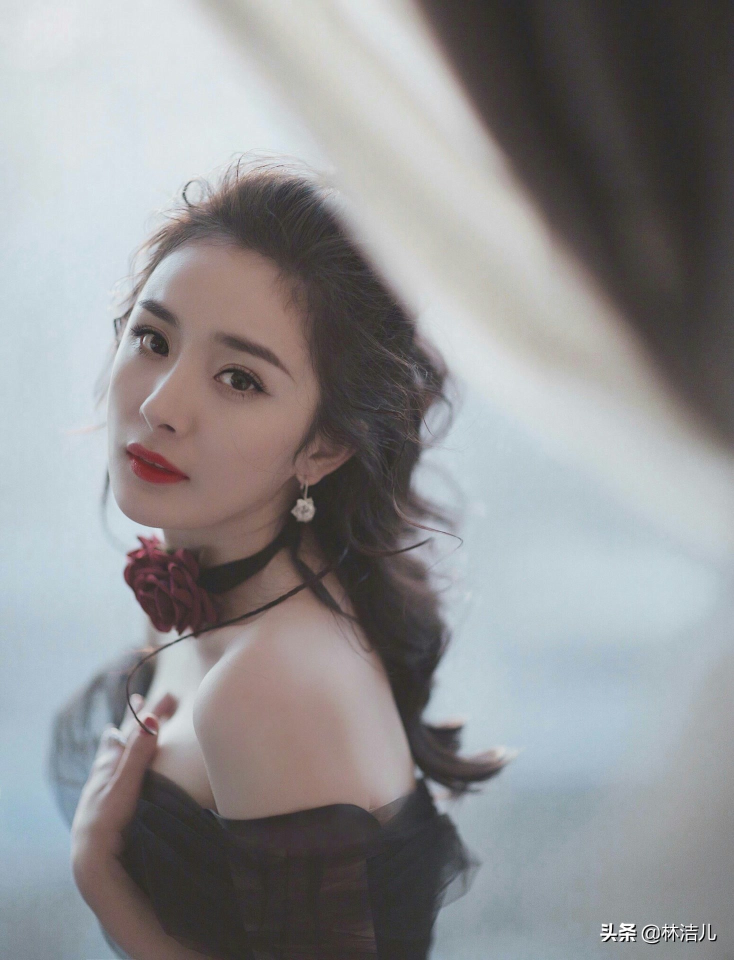 女明星的"桃花眼"有多妩媚?学会这3个拍照技巧,直男瞬间心动