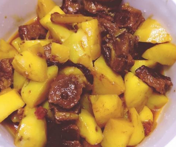 红烧牛肉怎么做？四川人常这样烧，瘦软不柴，一大盘端上桌就抢光