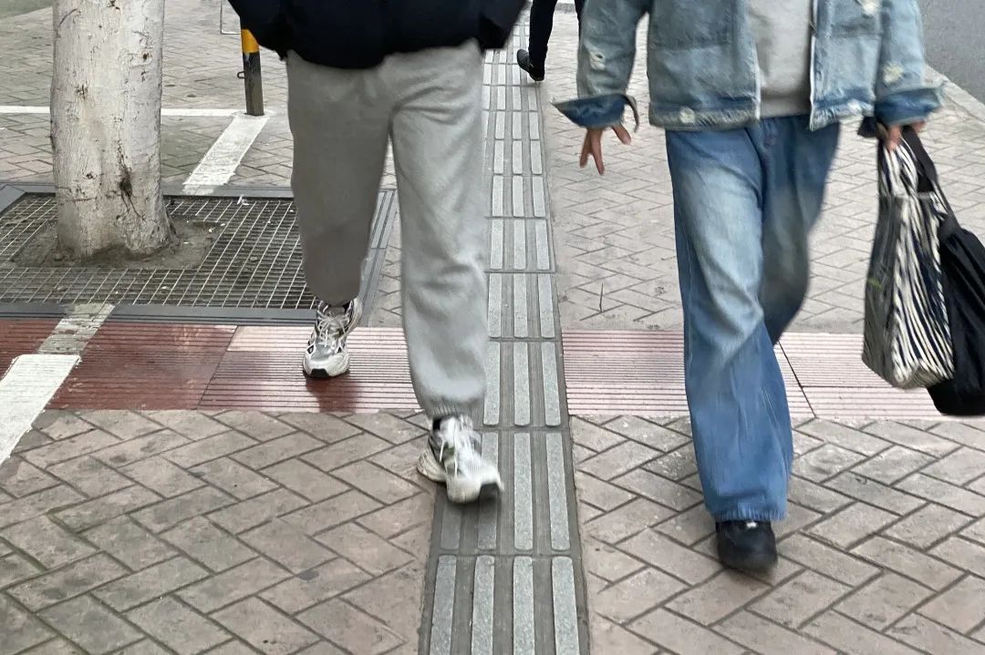 全国人民的衣柜里都有一条灰色卫裤(全国人民的衣柜里都有一条灰色卫裤英语)