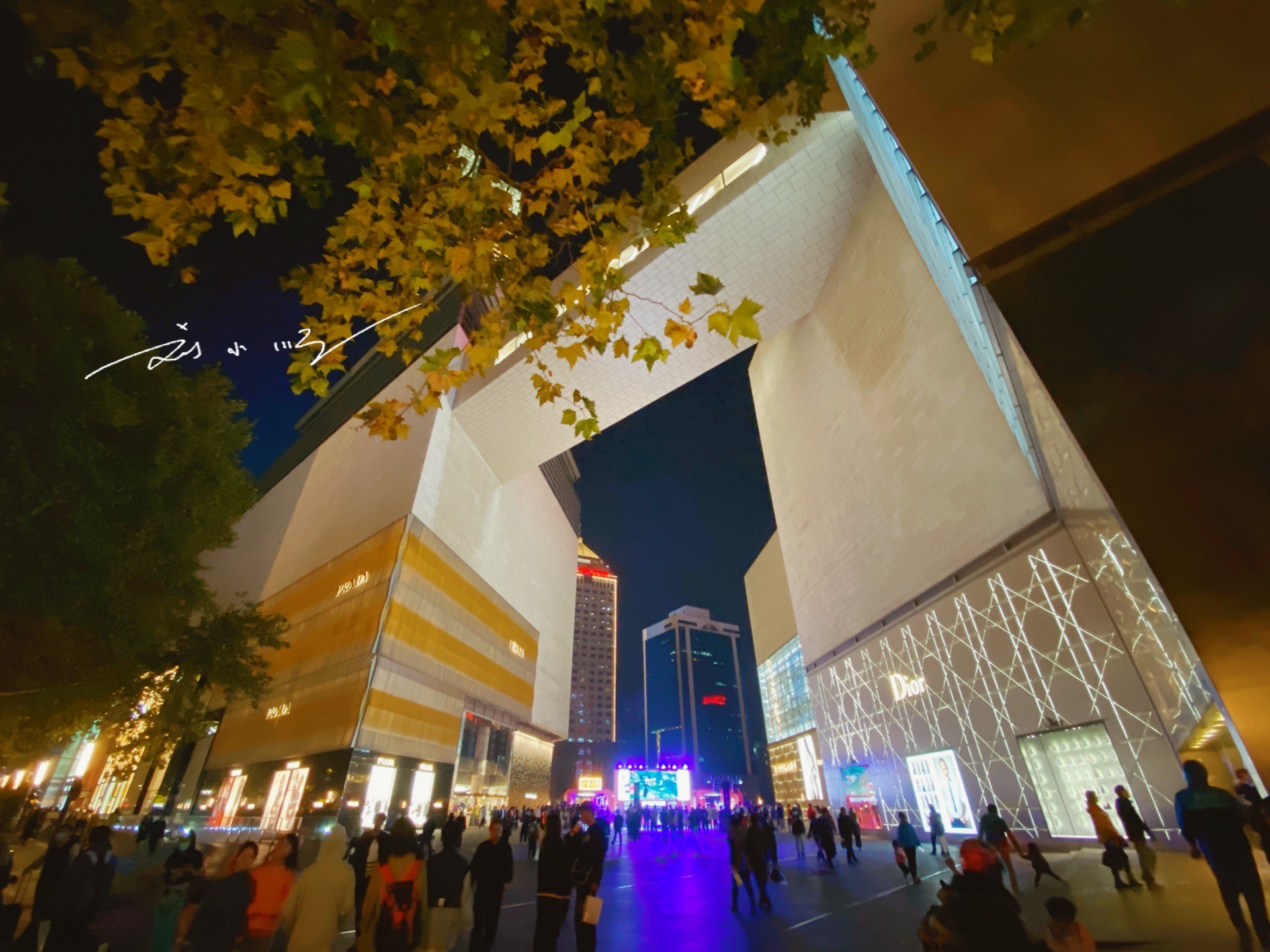 实拍南京新街口,被誉为"中华第一商圈",繁华程度不亚于北上广