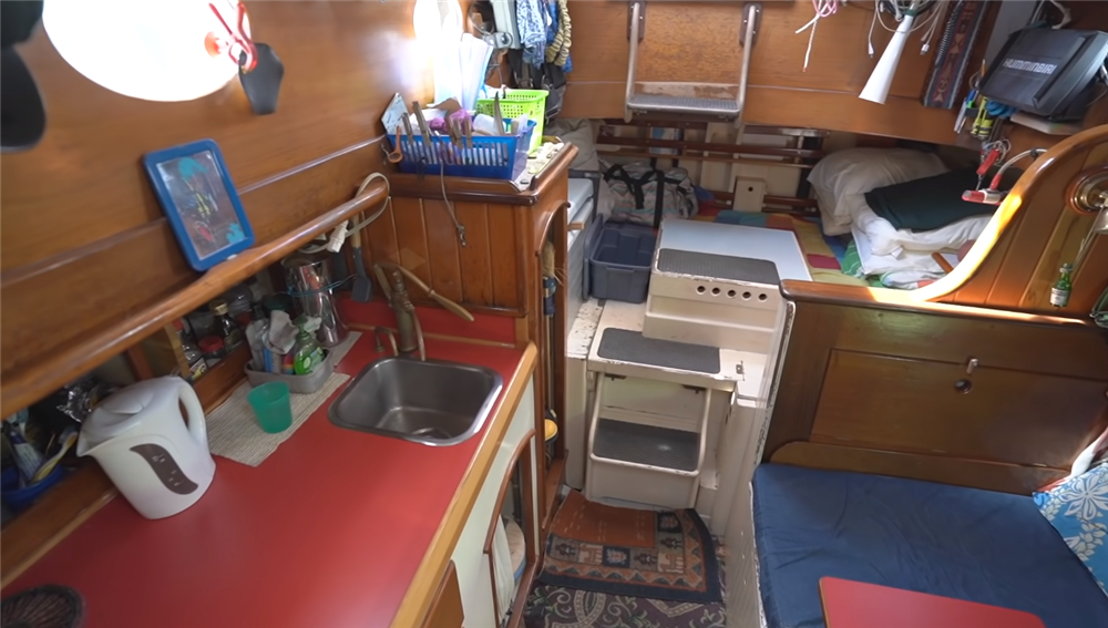 61岁老两口，退休后住进14㎡“船屋”，蜗居的日子一过就是7年