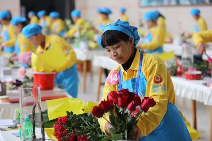 提供住房保障、提高薪资待遇:对员工制家政企业和从业人员,国家大力支持